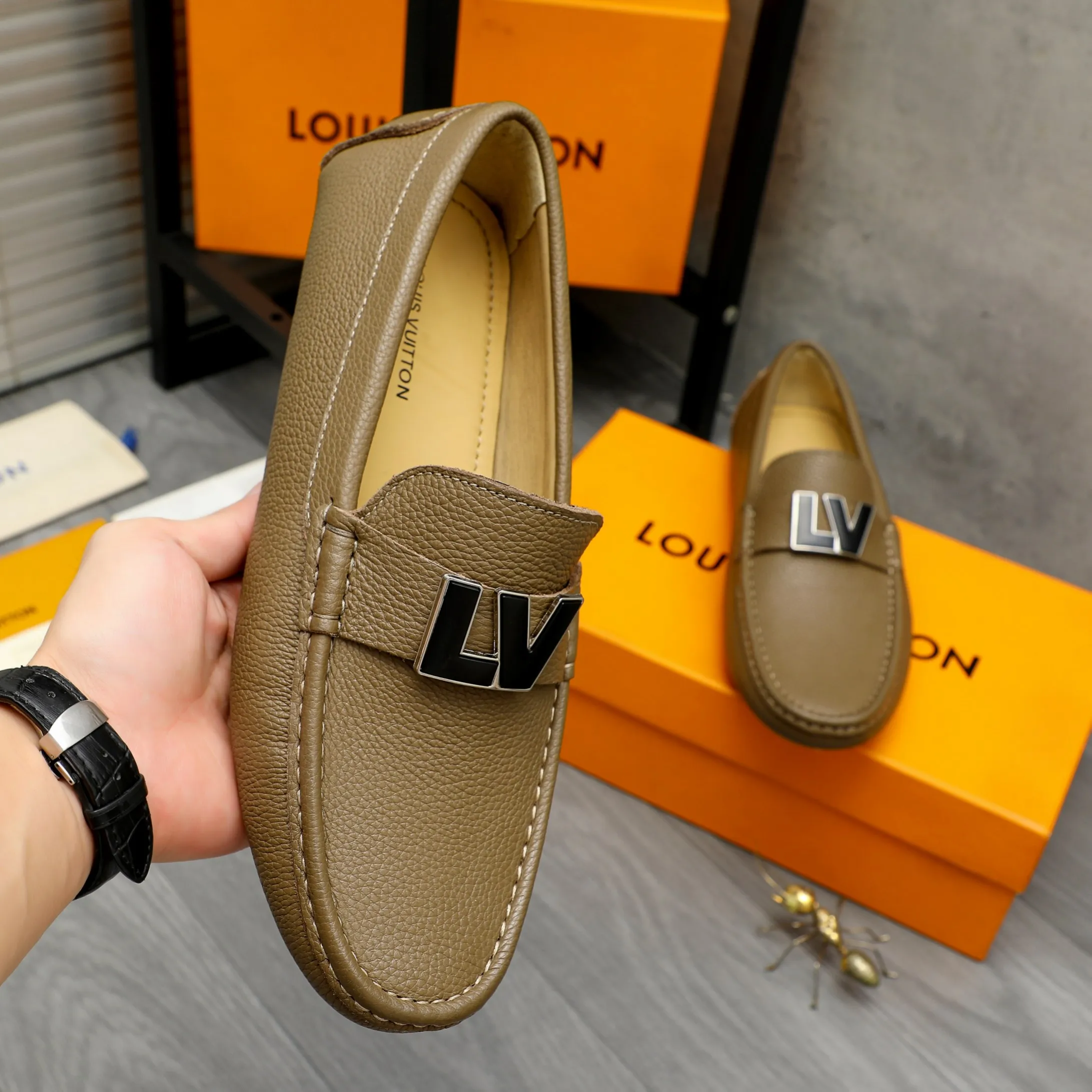 Men's shoes 💰420 Product trademark: LV "Louis Vuitton" casual slip-on shoes Regular size: 38-46 (45.46 custom-made, non-returnable) Product materials: Selected pebbled cowhide upper, sheepskin lining, original rubber outsole